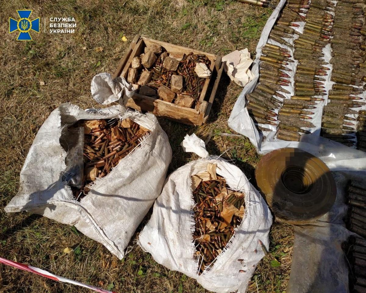 На Луганщине возле жилых домов нашли тайник с оружием