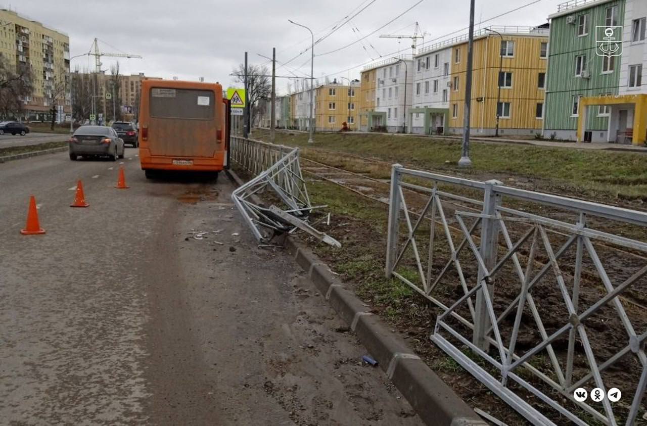 Маріупольські дорожники усувають наслідки аварії на бульварі Шевченка