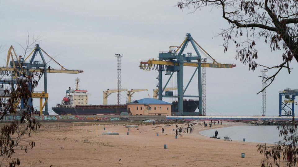 В морских портах Мариуполя и Бердянска откроют пункты пропуска